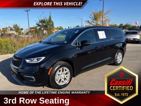 Black 2025 Chrysler Pacifica Select for sale in Cedar Rapids, IA