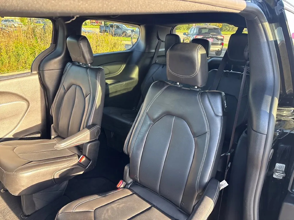 Chrysler Pacifica photo 27