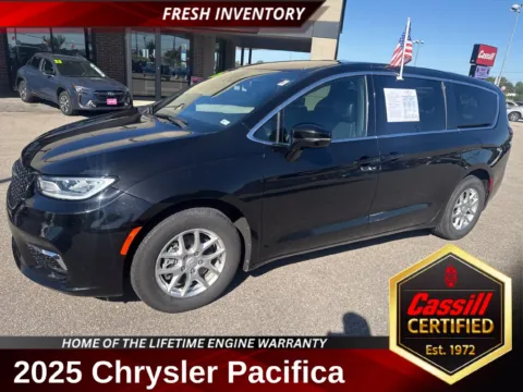 Black 2025 Chrysler Pacifica Select for sale in Cedar Rapids, IA