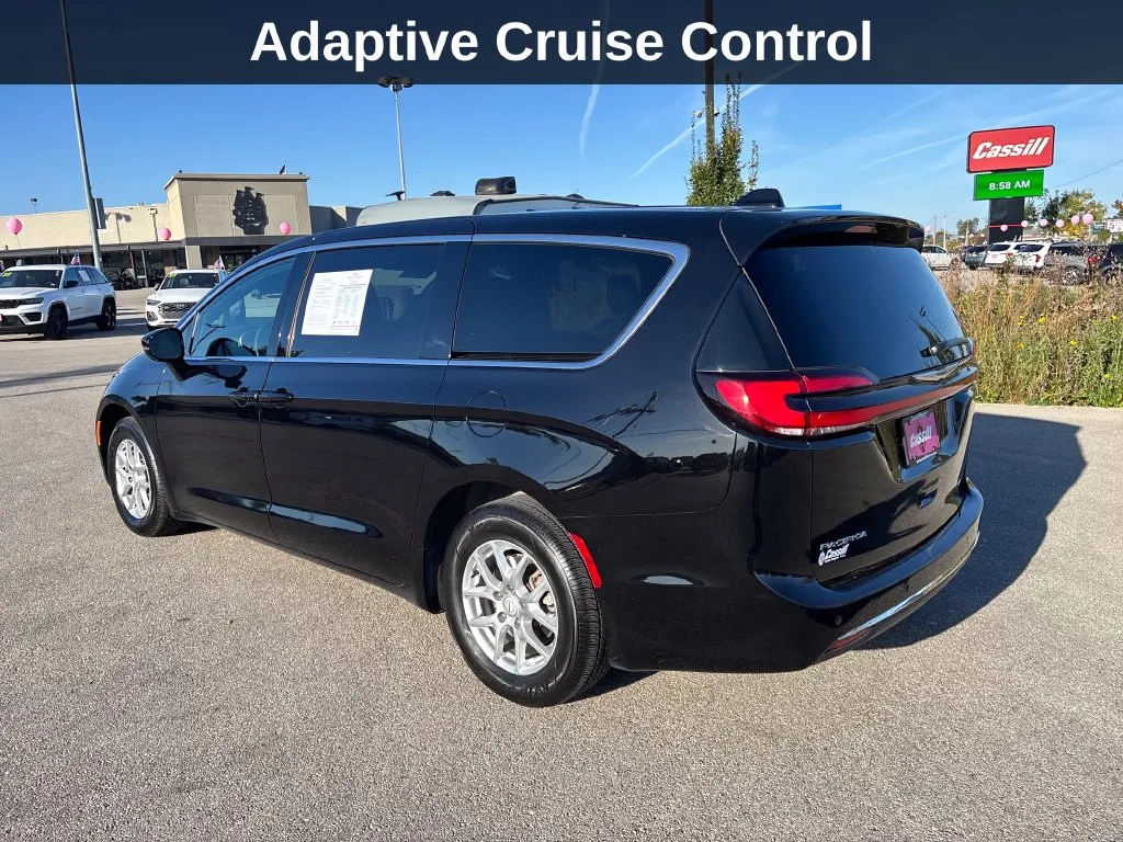 Chrysler Pacifica photo 3