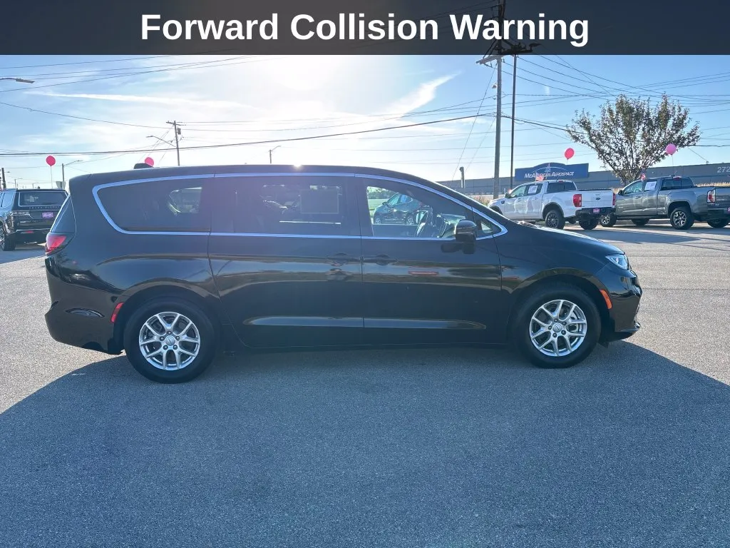 Chrysler Pacifica photo 8