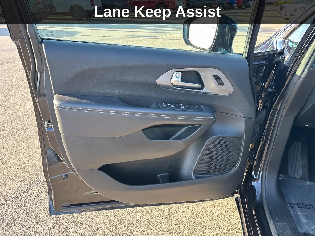 Chrysler Pacifica photo 13