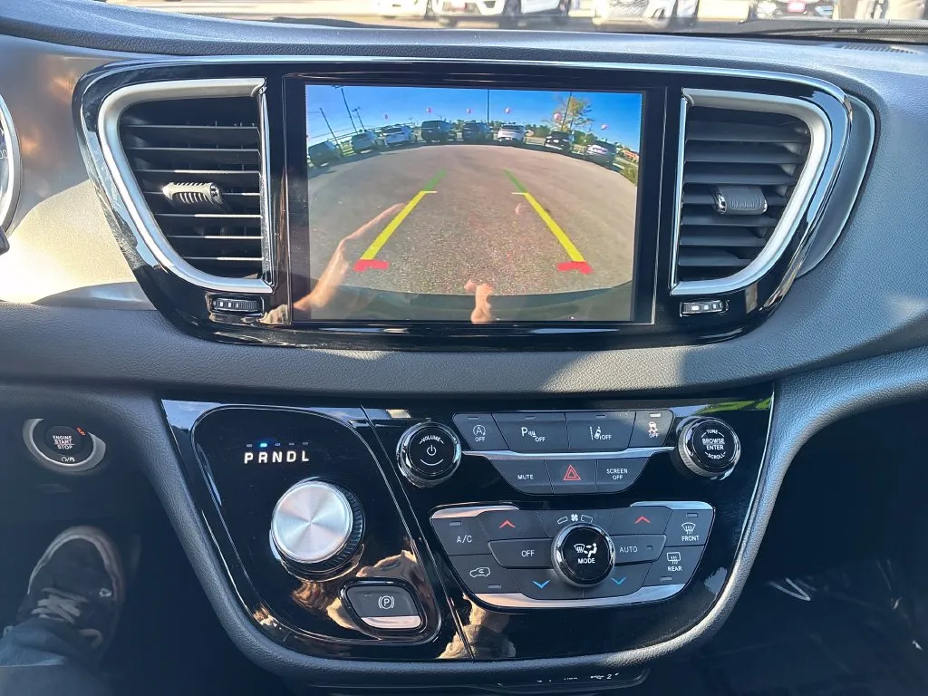Chrysler Pacifica photo 26