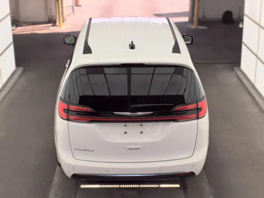 Chrysler Pacifica photo 4