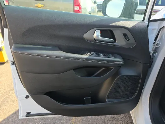 Chrysler Pacifica photo 9