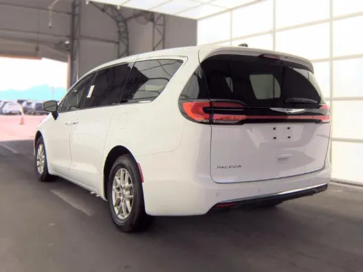 Chrysler Pacifica photo 2