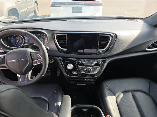 Chrysler Pacifica photo 10