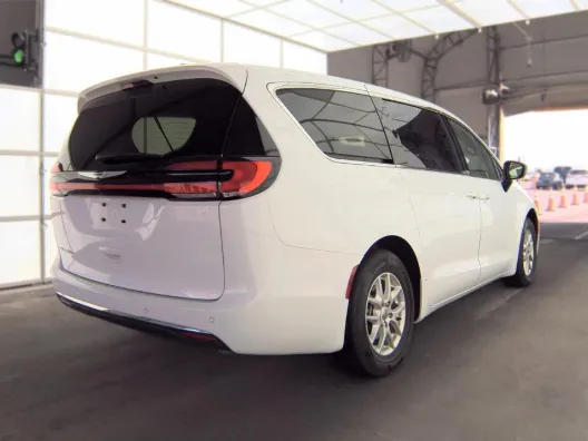 Chrysler Pacifica photo 5