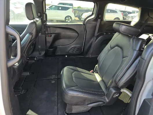 Chrysler Pacifica photo 13