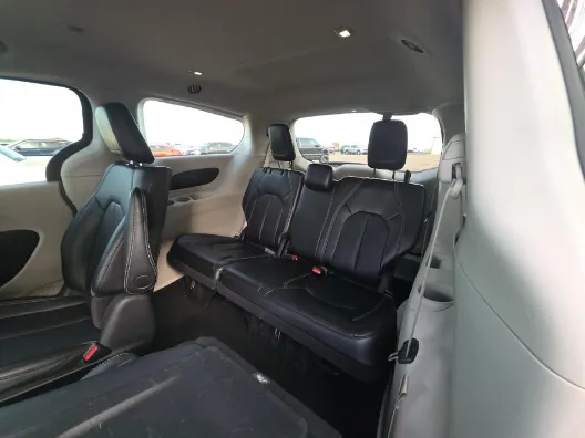 Chrysler Pacifica photo 12