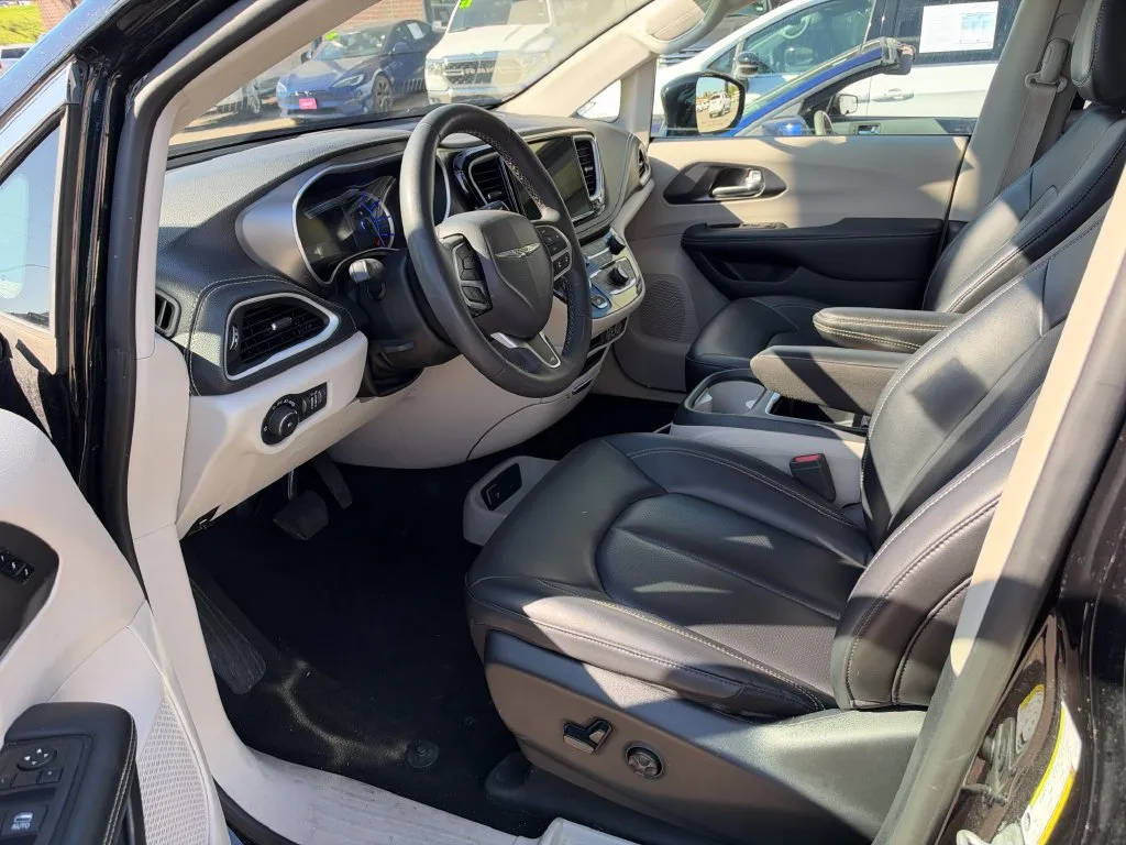 Chrysler Pacifica photo 6