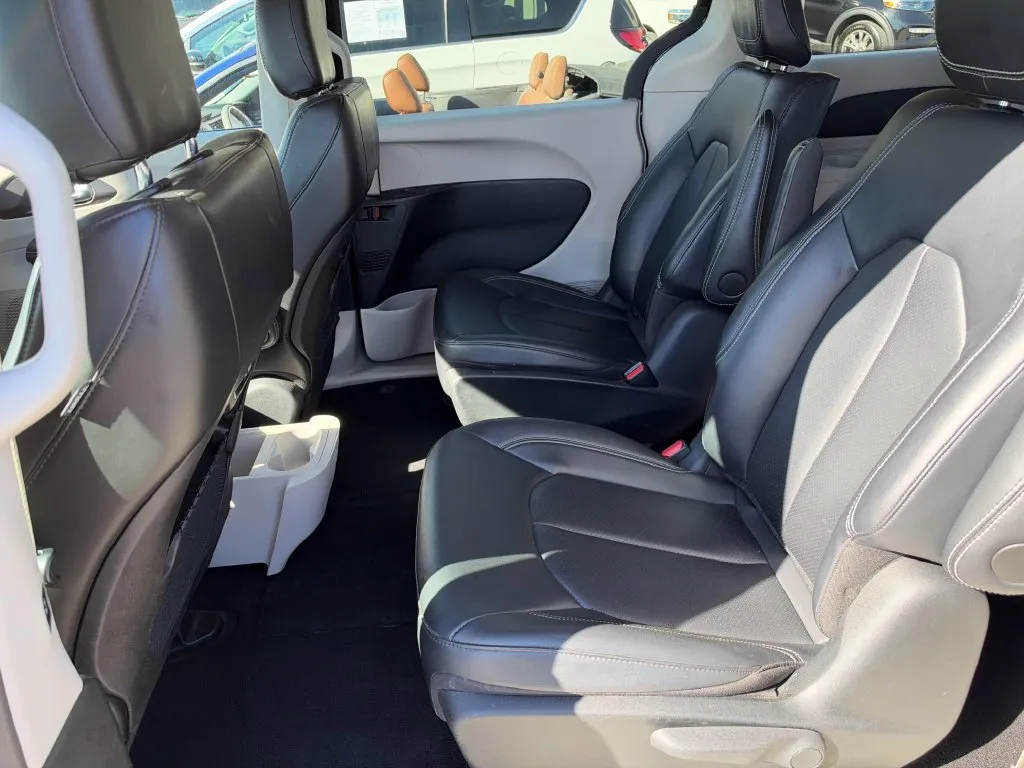 Chrysler Pacifica photo 11