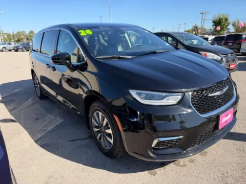 More photos of 2024 Chrysler Pacifica Hybrid Select at Cassill Motors, IA