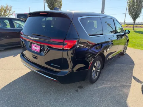 More photos of 2024 Chrysler Pacifica Hybrid Select at Cassill Motors, IA