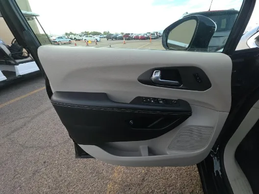 Chrysler Pacifica photo 7