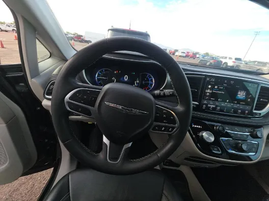 Chrysler Pacifica photo 9