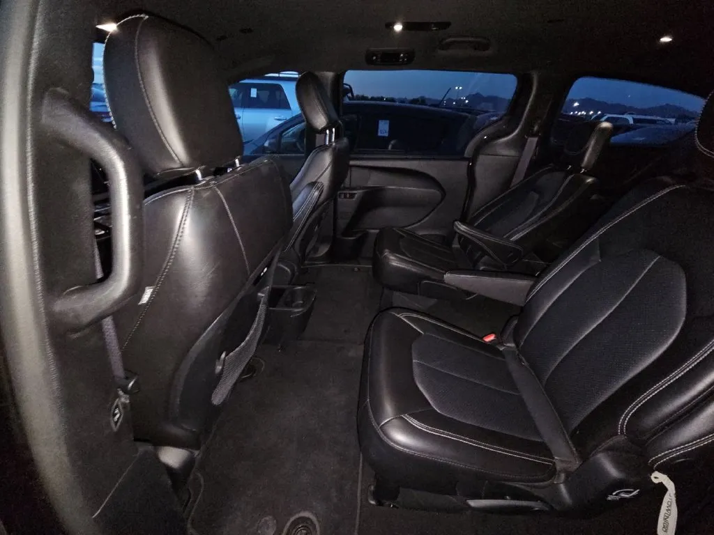 Chrysler Pacifica photo 11
