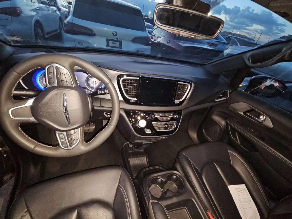 Chrysler Pacifica photo 8