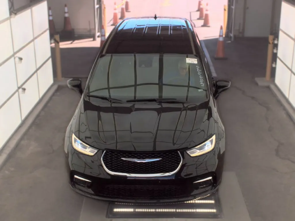 Chrysler Pacifica photo 6