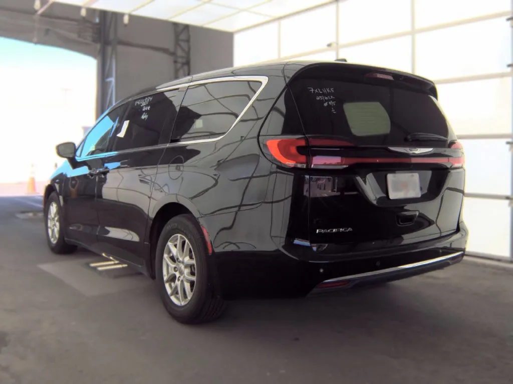 Chrysler Pacifica photo 2