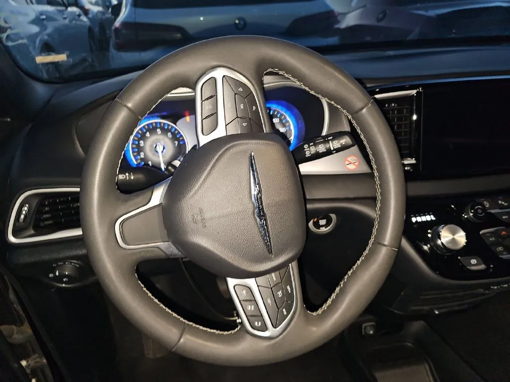 Chrysler Pacifica photo 9