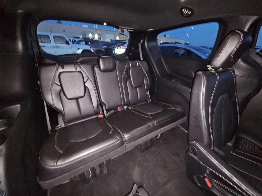 Chrysler Pacifica photo 12