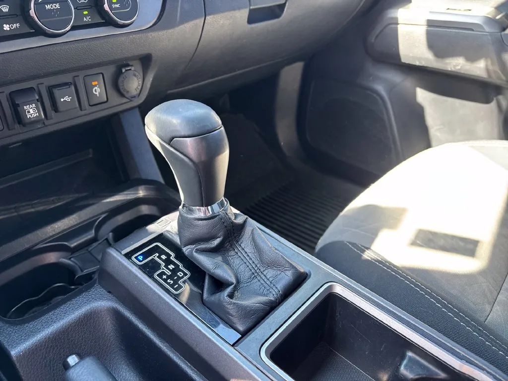 Toyota Tacoma photo 23