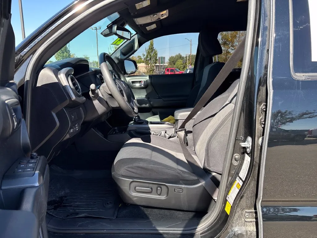 Toyota Tacoma photo 12