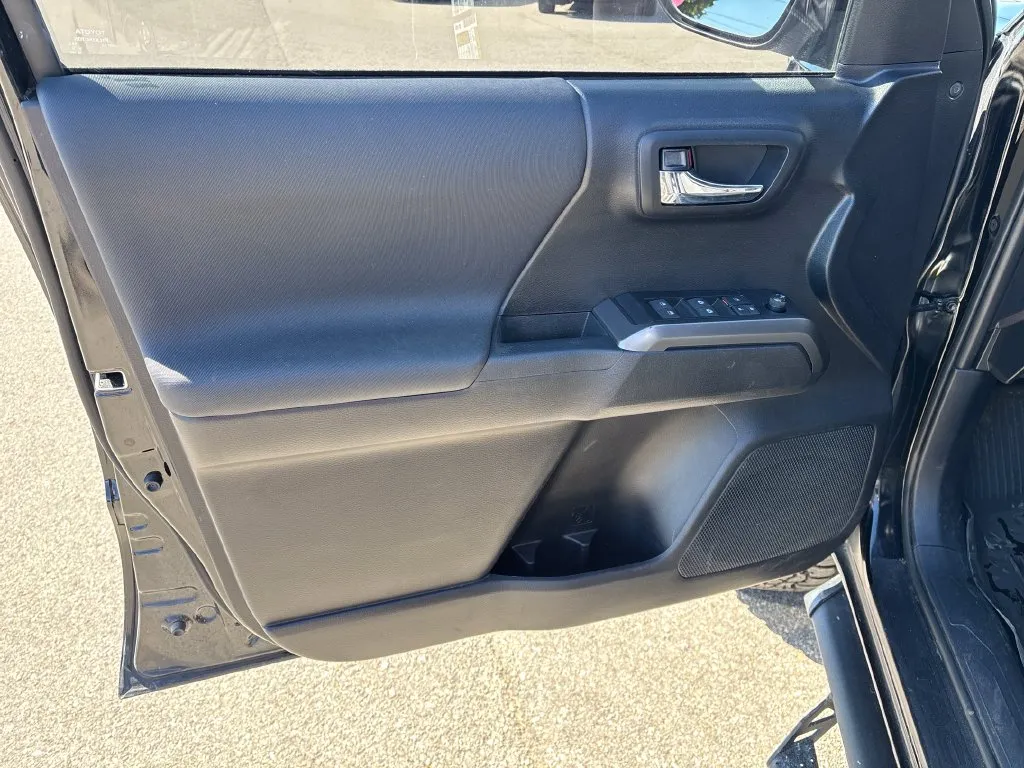 Toyota Tacoma photo 13