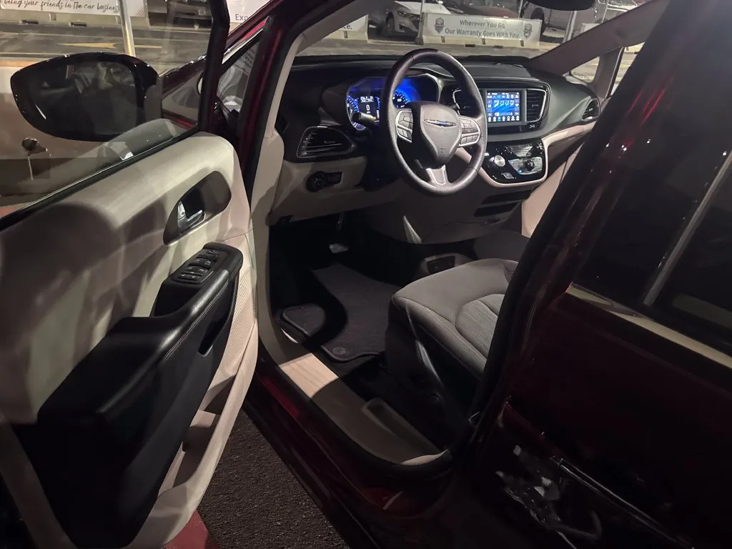Chrysler Pacifica photo 2