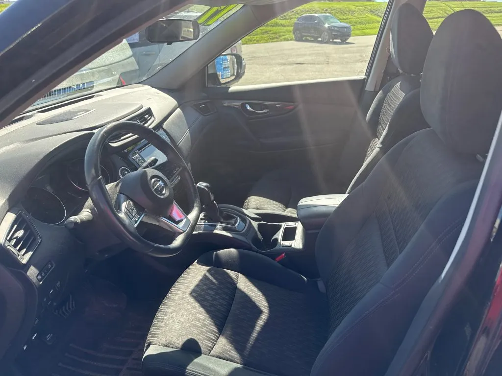 Nissan Rogue photo 2
