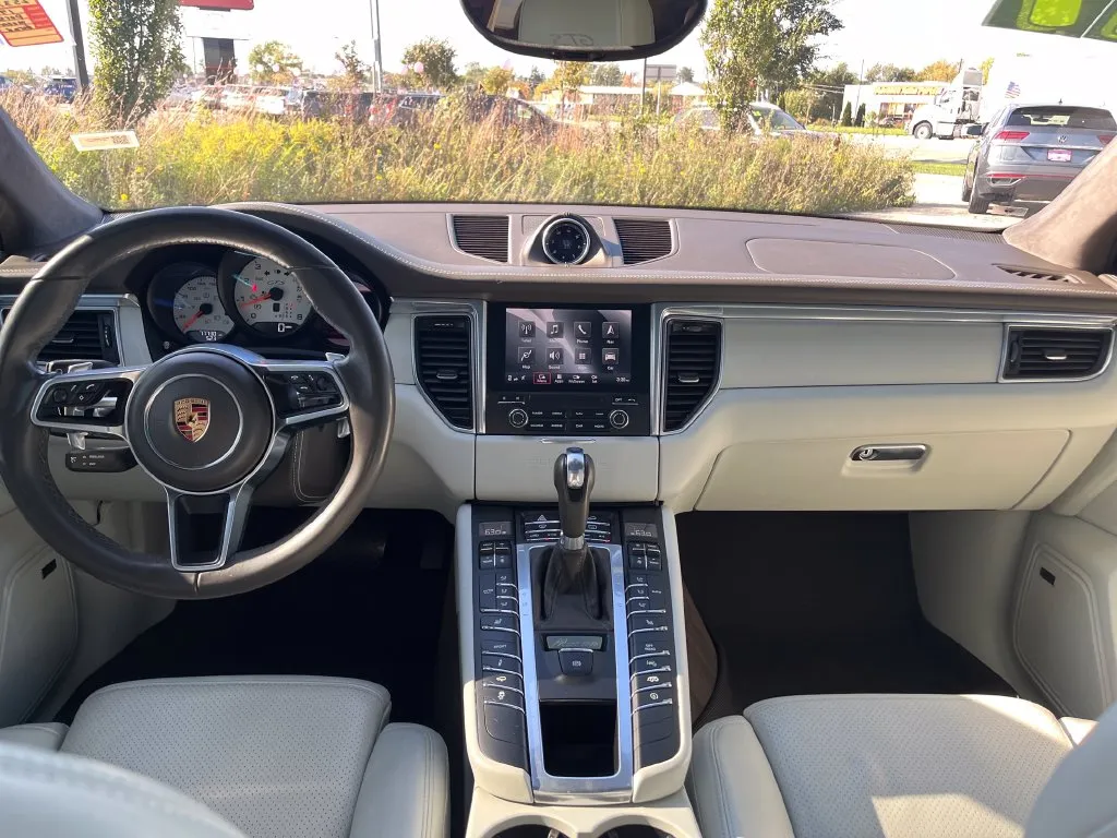 Porsche Macan photo 17