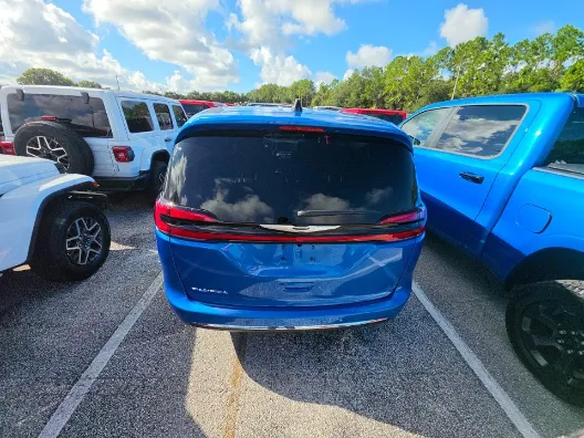 Chrysler Pacifica photo 4