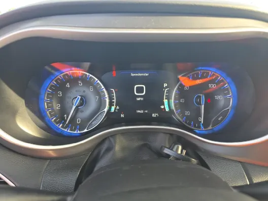 Chrysler Pacifica photo 11
