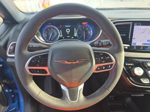 Chrysler Pacifica photo 10