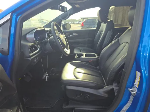 Chrysler Pacifica photo 8