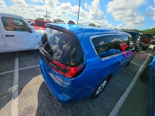 Chrysler Pacifica photo 5