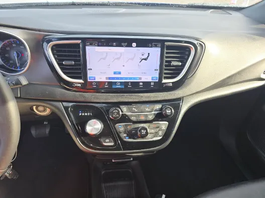 Chrysler Pacifica photo 12