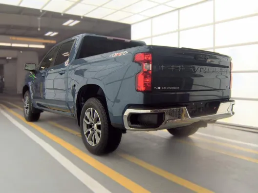 Chevrolet Silverado photo 2