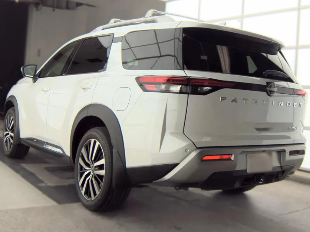 Nissan Pathfinder photo 2