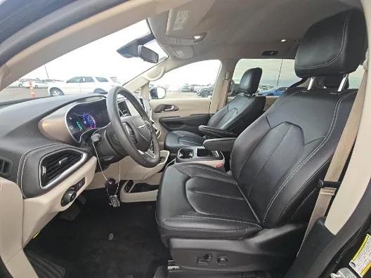 Chrysler Pacifica photo 8