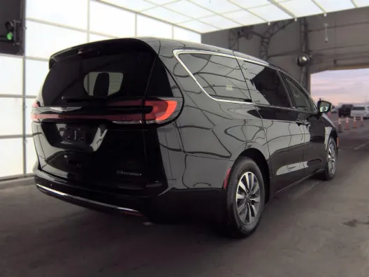 Chrysler Pacifica photo 5