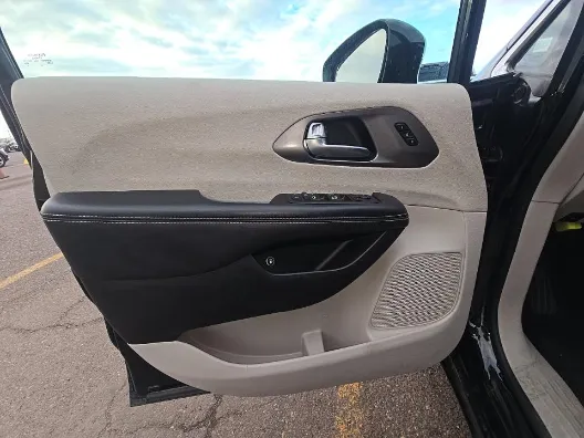 Chrysler Pacifica photo 9