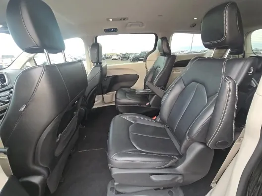 Chrysler Pacifica photo 13