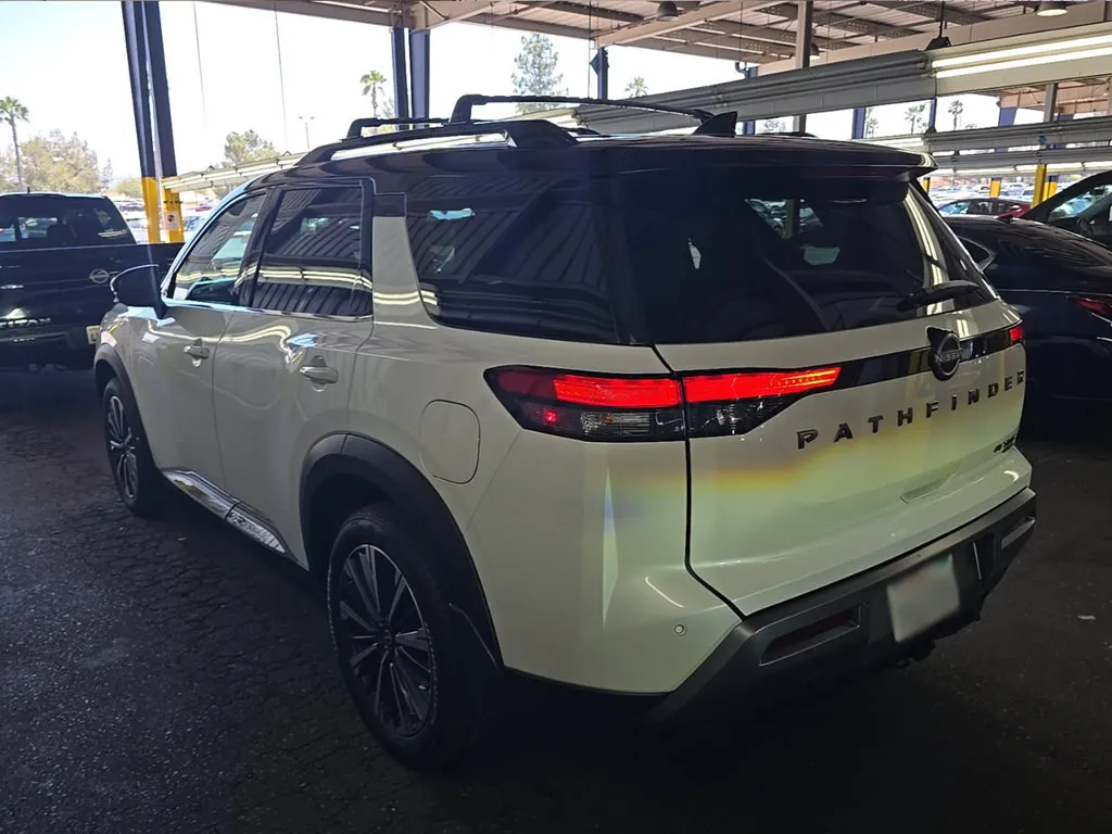 Nissan Pathfinder photo 2