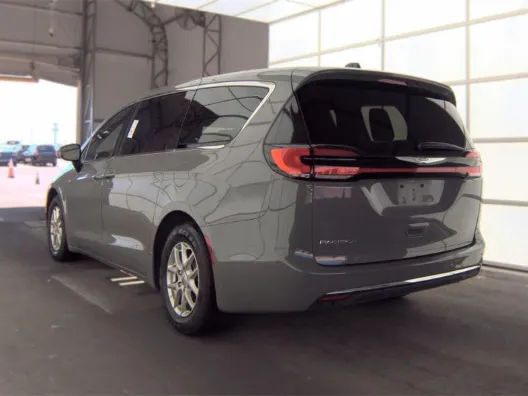 Chrysler Pacifica photo 2