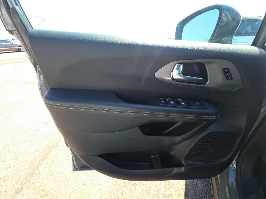 Chrysler Pacifica photo 8