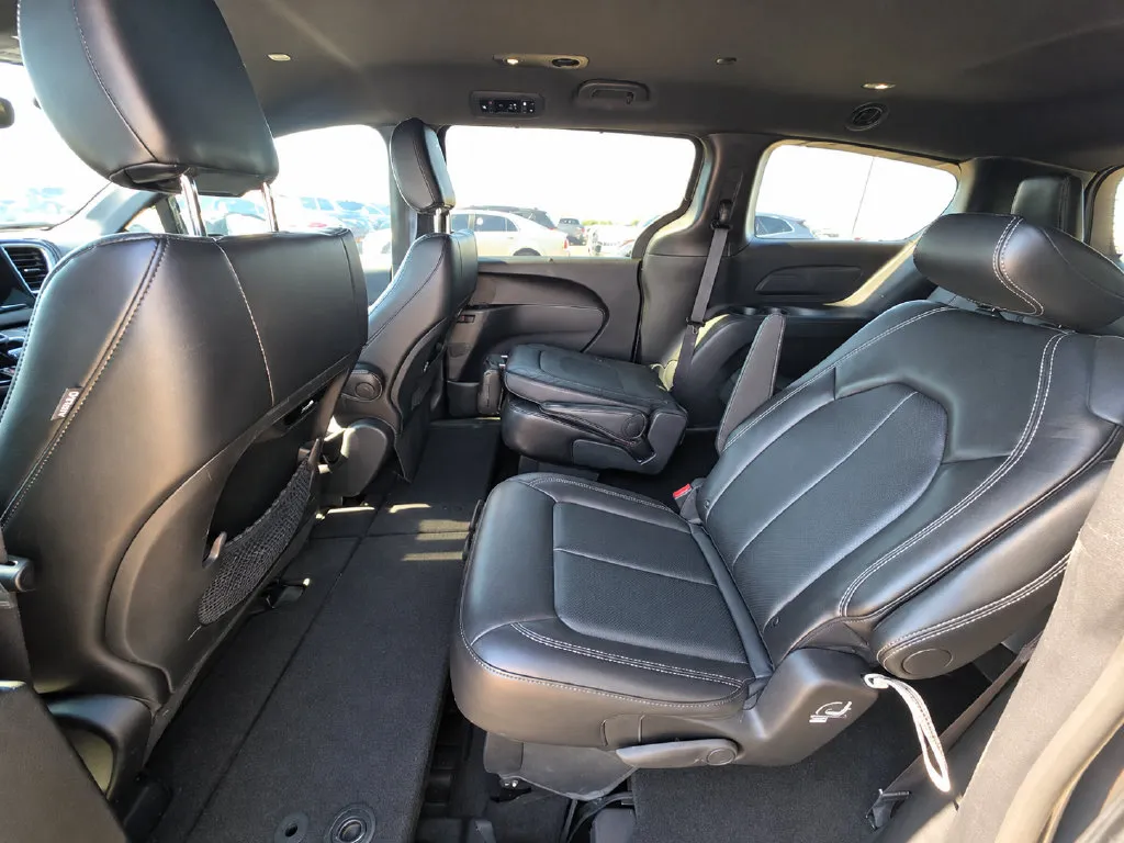 Chrysler Pacifica photo 12