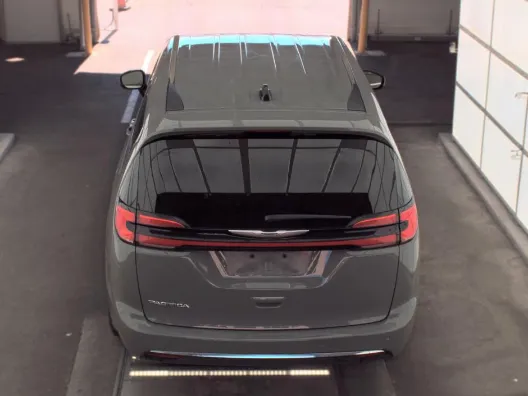 Chrysler Pacifica photo 3