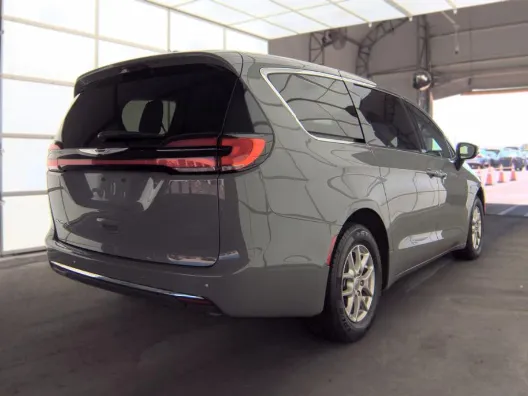 Chrysler Pacifica photo 4